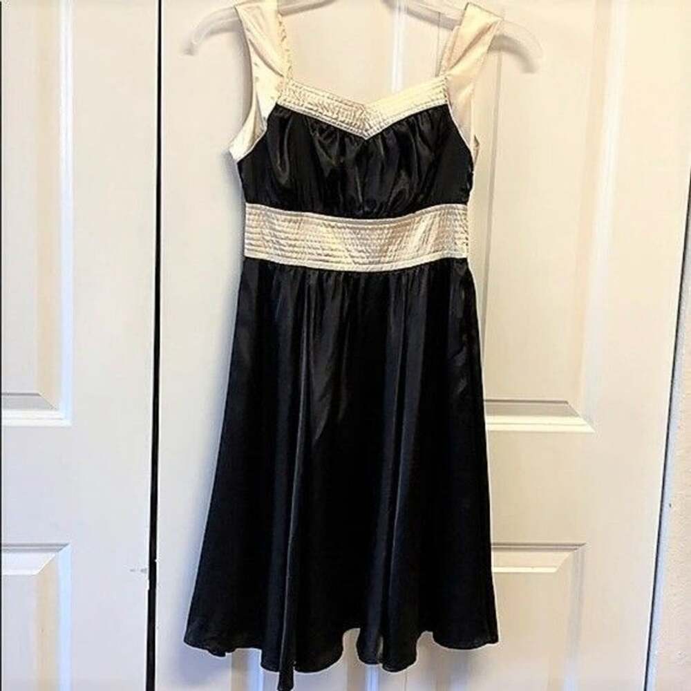 Charlotte Russe Black White Wide Strap Knee Length Flare Dress Jr Size 3 NWT